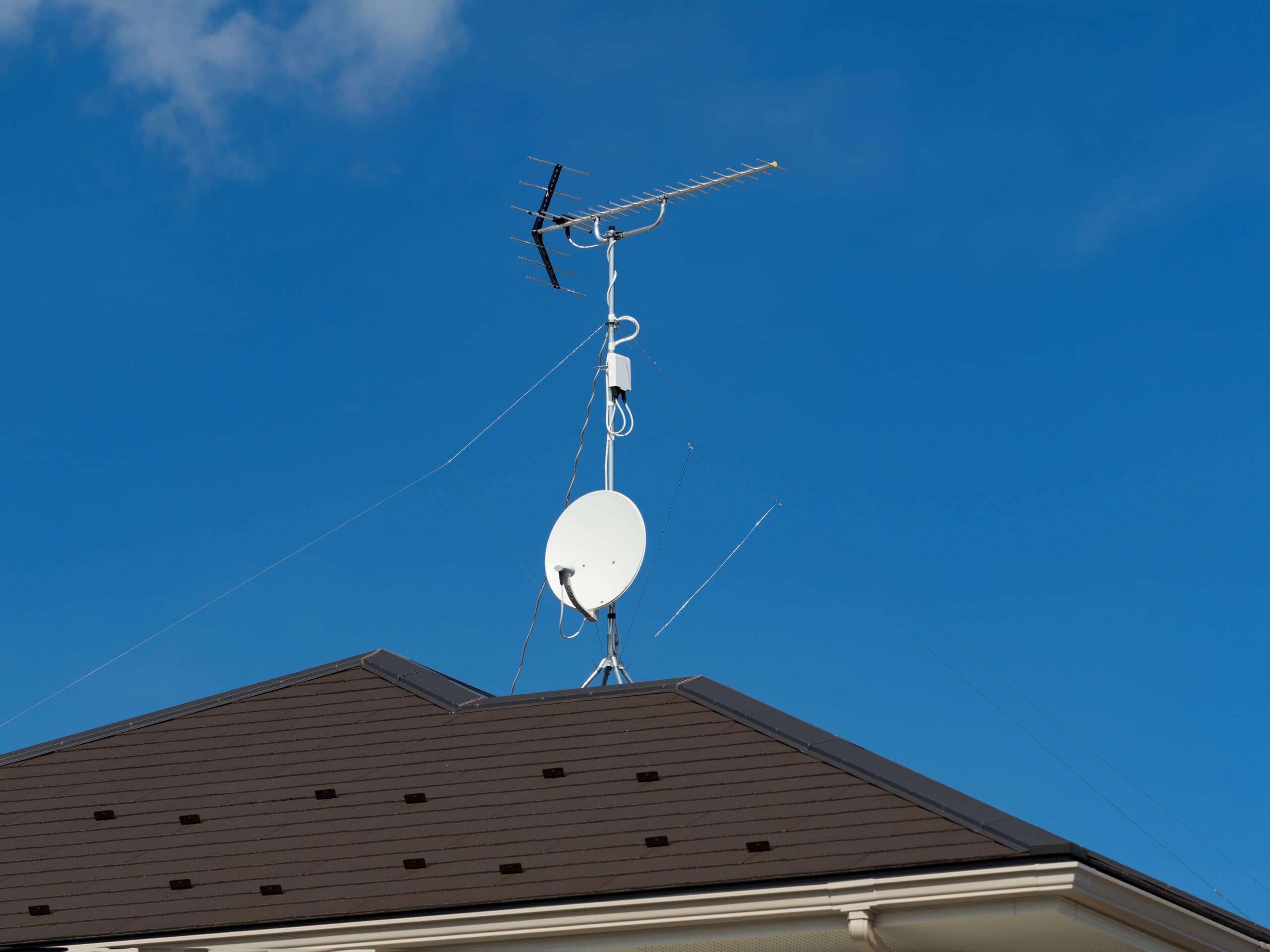 Antennes tv installer sur une toiture de maison