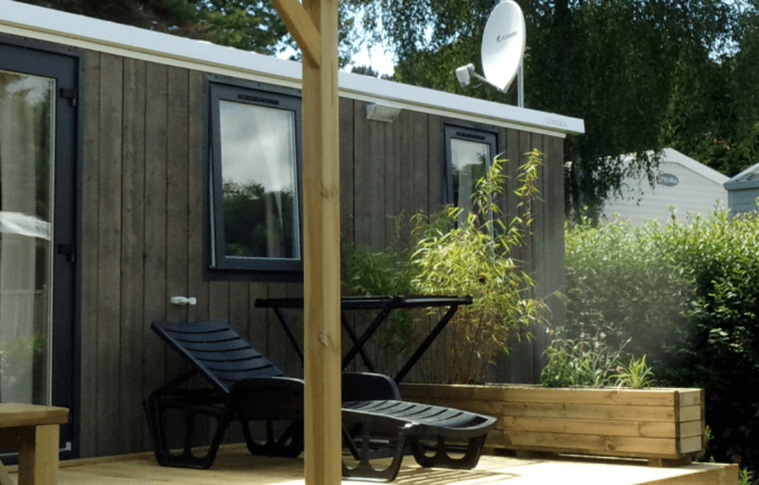 Antennes paraboles sur un mobil home pour la réception tv en camping