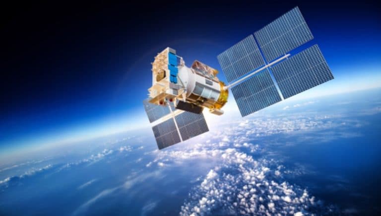 Image d'un satellite survolant la terre